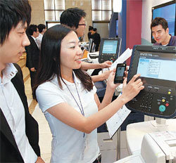 한국후지제록스 직원이 고객행사를 찾은 손님에게 신제품의 기능을 설명하고 있다. 사진 제공 한국후지제록스