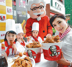 KFC가 자사 최초의 양념치킨 출시를 기념해 시식행사를 하고 있다. 사진 제공 에스알에스코리아㈜ KFC