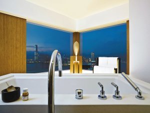 양쪽의 창으로 환상적인 홍콩의 파노라마 전경을 즐길 수 있는 ‘어퍼하우스’ 객실의 욕조. 사진 제공 어퍼하우스