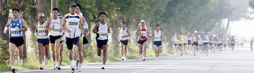 동아일보가 주최하는 백제마라톤, 경주국제마라톤 등 여러 마라톤대회가 달리기의 계절 가을을 맞아 줄을 잇고 있다. 마라톤을 즐기기 위해서는 꼼꼼하게 준비하는 것이 중요하다. 지난해 백제마라톤 참가자들이 달리는 모습. 동아일보 자료 사진
