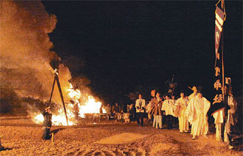 시와스마쓰리에서 아들 복지왕의 혼백을 맞이하기 위해 들판에 불을 놓는 ‘무카에비’는 축제의 하이라이트다.