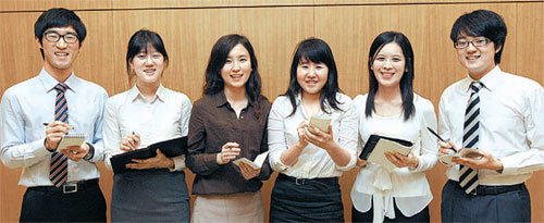 지난달 29일 서울 강남구 삼성동 코엑스에서 막을 내린 G20 서울 국제심포지엄에 참여한 동아일보 G20 대학생 리포터들이 기념촬영을 위해 포즈를 취하고 있다. 왼쪽부터 김영준, 이채림, 서윤심, 윤지영, 조정희, 하헌우 씨. 김재명 기자 base@donga.com