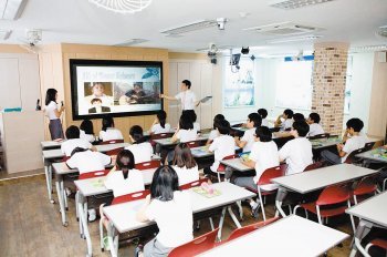 중학교 영어 말하기 수행평가의 가장 중요한 평가요소는 유창성과 전달력이다. 교실 맨 뒷자리까지 들리도록 크고 자신감 있게 발표하자. 동아일보 자료 사진