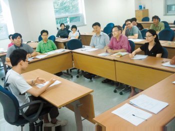 자율고 및 외국어고 입시에 자기주도 학습전형이 도입되면서 고교 입시담당 교사들의 고민이 커지고 있다. 학교 측은 입시담당 교사를 대상으로 꾸준히 연수 및 워크숍을 진행하면서 대비책을 고심 중이다. 사진은 서울대 교육연수원이 고교 교사를 대상으로 진행하는 입학사정관 양성과정 수업 장면. 동아일보 자료 사진