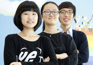 ‘삼성-동아일보 열린장학금’ 6기 장학생인 정유정 김하늘 양과 2, 3기 장학생 권지훈씨(왼쪽부터). 이들은 “열린장학금은 다시 꿈을 꿀 수 있는 기회를 줬다”고 입을 모았다. 전영한 기자 scoopjyh@donga.com