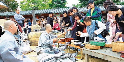 3일 오전 대구 팔공산 승시에서 시민들이 장터에 내놓은 스님들 생활물품을 살펴보고 있다. 장영훈 기자 jang@donga.com