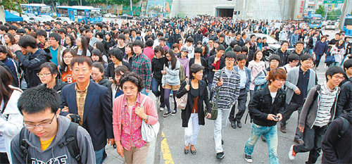 토요일인 2일 오전 연세대 2011학년도 1차 수시모집 논술고사에 응시한 수험생과 학부모들이 정문으로 들어서고 있다. 평소 토요일 오전 연세대 앞거리가 한산한 것과 달리 이날은 시험장을 찾은 인파로 가득 찼다. 원대연 기자 yeon72@donga.com