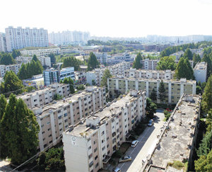 현재 2900채인 광주 서구 화정주공아파트. 이 아파트 2004년 12월까지 30층 규모 4240가구 규모로 재건축된다. 박영철 기자 skyblue@donga.com