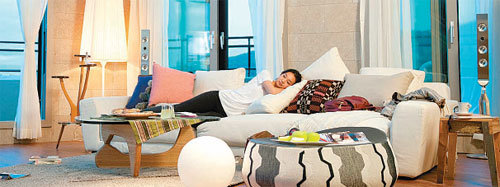 ‘살아보면 사랑하게 된다’는 삼성물산 ‘래미안’ 광고는 배우 신민아 씨가 거실 소파에 편하게 누워 있는 모습을 포함해 래미안 아파트에서 실제 생활하는 장면들을 이야기로 만들어 전달했다. 사진 제공 삼성물산