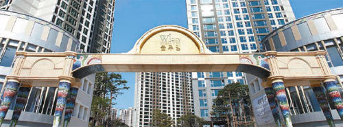 청원건설이 지은 ‘위시티 블루밍’의 단지 입구인 ‘축복의 문’. 신화 속 ‘신비한 주머니’의 붉은 천이 마을 입구에 깔린 곳으로 여기를 지나는 입주민들에게 성공과 복이 찾아온다는 스토리를 담았다. 사진 제공 청원건설