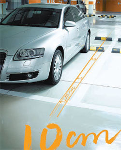 대림산업의 ‘진심이 짓는다’ 광고 중 ‘주차장 편’. ‘주차공간 폭을 10cm 늘리는 일은 보기엔 작은 차이지만 경험해 보면 큰 차이’라는 점을 부각해 집 짓는 이들의 속마음이 설계에 반영됐다고 이야기해 준다. 사진 제공 대림산업