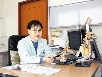 박진규 굿스파인병원 원장이 사람의 척추뼈 모형을 들고 디스크 내장증에 대해 설명하고 있다. 사진 제공 굿스파인병원