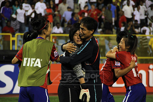 박영수 코치(가운데 오른쪽)가 U-17여자월드컵 우승을 확정지은 뒤 부상 투혼을 발휘한 골키퍼 김민아(가운데 왼쪽)를 꼭 안아주고 있다.사진제공 ｜ 대한축구협회