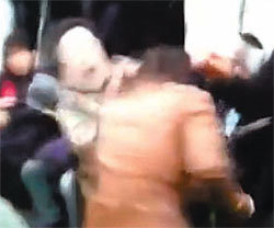 유튜브에 올라온 동영상의 한 장면. 할머니가 지하철 안에서 여학생의 머리채를 붙잡자 여학생이 소리를 지르며 격한 반응을 보이고 있다. 연합뉴스