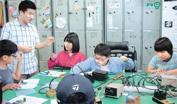 인하대 로봇연구회 동아리 회원들이 초중학생들에게 로봇의 작동 원리를 가르치고 있다. 학생들은 “회로기판에 직접 납땜질을 하는 등 색다른 경험을 할 수 있었다”고 말했다. 사진 제공 인하대 로봇연구회 동아리