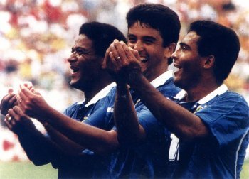 요람 세리머니를 하고 있는 베베토(가운데).