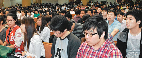 1일 경기 부천시 서울신학대가 진행하는 인문학강좌를 듣기 위해 교내 대강당에 모인 학생과 시민들. 서울신학대는 11월까지 매주 금요일 국내 유명 학자들이 강연하는 인문학강좌를 무료로 운영한다. 사진 제공 서울신학대