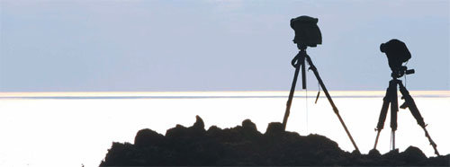 동영상을 캠코더로 찍는다는 건 옛말이 됐다. 요즘 캠코더는 화질은 디지털카메라에 밀리고, 휴대성은 휴대전화에 뒤지기 시작했다. 동영상 기능을 갖춘 디지털렌즈교환식 카메라와 카메라 기능을 크게 개선한 휴대전화 때문이다. 동아일보 자료 사진