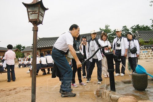 세계 43개국 500여 명의 동포가 참가하는 2010세계한민족축전이 6일부터 11일까지 서울과 경상북도 경주시 일원에서 열린다.