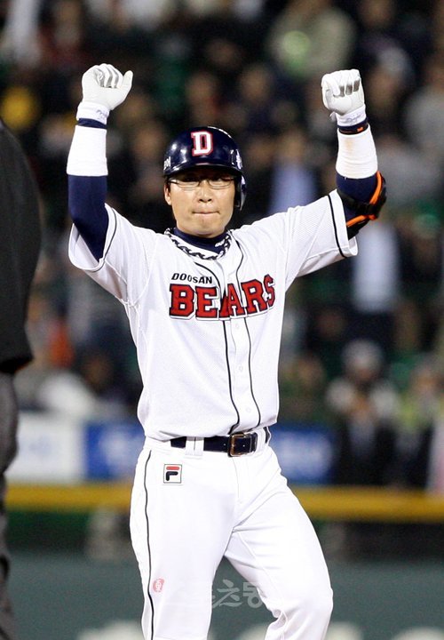 ‘용’이 날았다 페넌트레이스, 그는 “(양)의지가 워낙 잘하니까, 뒷받침 잘 하겠다”고 수줍게 웃던 백업포수였다. 동료들을 빛나게 하는 조연이 더 익숙한 그였다. 하지만 올 가을 용덕한은 자기 스스로 빛을 뿜어냈다. 그리고 결국 준플레이오프를 생애 첫 주연 무대로 만들며 두산을 PO로 이끌었다. 잠실 ｜ 박화용 기자 inphoto@donga.com