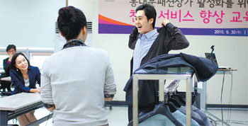 지난달 30일 오후 5시 서울 중구 신당동 서울패션센터 4층 강당에서는 ‘동대문 패션상가 활성화를 위한 친절 향상 교육’이 열렸다. 서울시는 불친절 상인들 때문에 갈수록 손님들이 줄어들고 외국인 관광객 유치에도 지장이 생기자 이런 교육 프로그램을 마련했다. 사진 제공 서울시