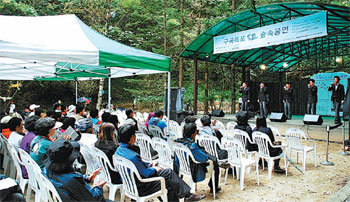 숲속의 공연 2일 강원 춘천시 남산면 구곡폭포 관광지내 쌈지공원에서 열린 토요 숲속 공연에서 남성 팝페라그룹 엘루체의 공연이 진행되고 있다. 사진 제공 춘천시시설관리공단