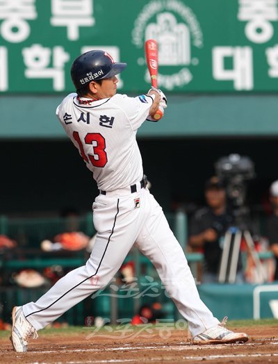 15일 서울 잠실야구장에서 열린 2010 프로야구 두산과 SK의 경기에서 1회말 1사 2, 3루 상황에 손시헌이 쓰리런 홈런을 날리고 있다.