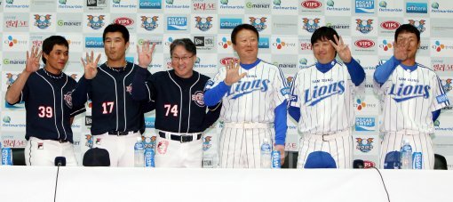 6일 열린 미디어데이에서 최종 승부가 몇 차전에서 갈릴 것 같냐는 질문에 두산 이종욱, 임재철, 김경문 감독, 삼성 선동열 감독,
 진갑용, 강봉규(왼쪽부터)가 손가락으로 답을 대신하고 있다. 대구｜박화용 기자 inphoto@donga.com