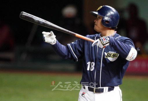 장전 완료!   김동주는 두산의 기둥이다. 삼성과 플레이오프 일전을 앞두고 그 누구보다 많은 땀을 흘리며 필승을 다짐하고 있다. 스포츠동아 DB