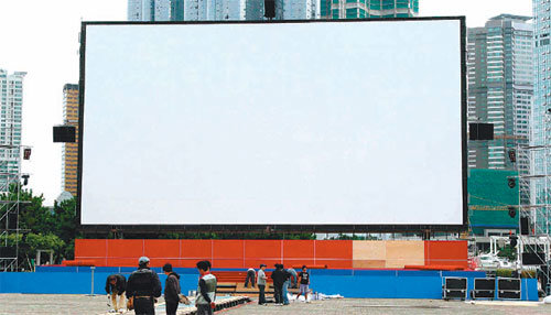 부산국제영화제 오늘 개막 제15회 부산국제영화제 개막을 하루 앞둔 6일 개막작으로 선정된 장이머우 감독의 ＇산사나무 아래＇를 상영할 수영만요트경기장 야외극장이 웅장한 모습을 드러냈다. 초대형 스크린이 설치되고 초청 배우들과 유명인사들이 지나갈 레드카펫 공사가 진행되고 있다. 최재호 기자 choijh92@donga.com