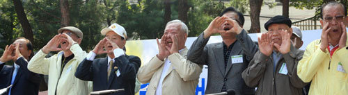 6일 오전 서울 송파구 송파동 송파근린공원에서 60세 이상 노인들을 대상으로 한 ‘어르신 큰소리 지르기 대회’가 처음 열렸다. 17명의 참가자는 “영감, 사랑해” “얘들아, 외식 좀 자주 하자” 같은 개인사부터 “월급 좀 올려 달라” “말로만 경로 말고 행동으로 보여줘라” 같은 뼈있는 얘기까지 5초간 외쳤다. 사진 제공 송파구