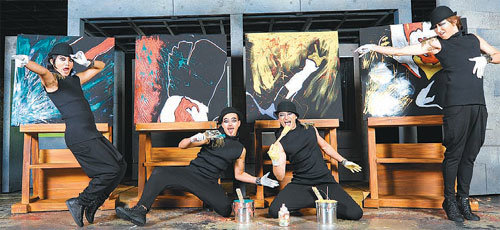 배우의 붓놀림, 예상치 못한 그림이 무대에서 튀어나올 때마다 탄성이 터진다. 사진 제공 펜타토닉