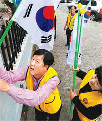 3일 오후 대구 달서구 월성동에서 박두철회장이 바르게살기운동 회원들과 함께 태극기 달기 봉사활동을 하고 있다.사진 제공 대구 달서구