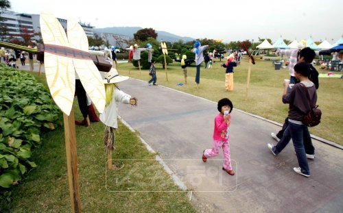 서울경마공원이 9일부터 17일까지 고객 맞이 ‘가을향기축제’를 개최한다. ‘자연과 감사’를 주제로 한 이번 축제에서는 가족단위 고객을 위한 풍성한 체험행사를 만날 수 있다