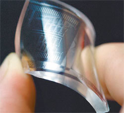 그래핀으로 만든 가로세로 2cm의 투명전극. 지난해 2월 홍병희 성균관대 교수팀이 개발해 ‘네이처’에 발표한 것으로 그래핀으로 휘어지는 디스플레이를 만들 수 있음을 처음으로 선보였다. 사진 제공 성균관대 홍병희 교수