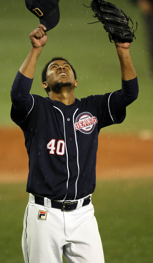 2010 프로야구 플레이오프 삼성라이온즈 대 두산베어스 2차전 경기가 8일 대구시민야구장에서 열렸다. 7회말 2사 삼성 박진만을 외야플라이로 아웃시키며 무실점으로 호투한 두산 히메네스가 하늘을 바라보고 있다. 대구 | 김종원기자 won@donga.com