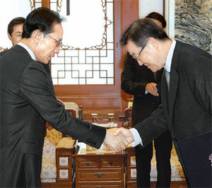 임명장 수여 이명박 대통령(왼쪽)이 8일 청와대에서 김성환 신임 외교통상부 장관에게 임명장을 준 뒤 악수하고 있다. 청와대사진기자단