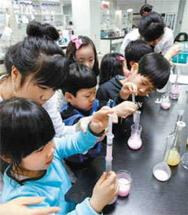 과학을 어려워하는 초중생이라면 우선 과학전시회나 과학캠프에 참여해 과학에 대한 흥미를 높이는 게 중요하다. 동아일보 자료사진