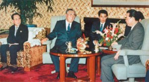 1989년 11월 북-중회담 배석 1989년 11월 당시 중국을 방문한 1989년 11월 김일성 수행 김일성 북한 주석(가운데)과 리펑 중국 국무원 총리(오른쪽)의 회담장에 배석한 황 전 비서(왼쪽)가 리 총리를 바라보고 있다.