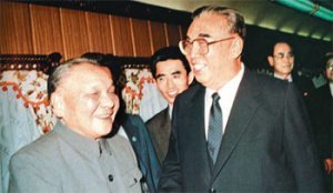 1989년 11월 김일성 수행 1989년 11월 중국을 방문한 김일성 주석(오른쪽에서 두 번째)이 덩샤오핑 중국 당 중앙군사위원회 주석(왼쪽)과 악수하고 있는 뒤쪽에 황 전 비서(오른쪽)가 서 있다.