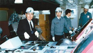 1997년 7월 현대중공업 공장 방문 황 전 비서(왼쪽)가 1997년 7월 10일 울산 현대중공업을 방문해 공장 시설을 둘러보고 있다. 그는 삼성전자 대우자동차 고려합섬 유공 LG화학 등도 둘러봤다.