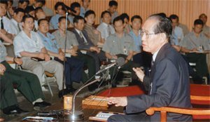 1998년 6월 국방부 안보강연 황 전 비서가 1998년 6월 9일 국방부 회의실에서 군 관계자들을 상대로 대북 안보를 주제로 강연하고 있다. 그의 공개활동은 2000년부터 제약받았다.