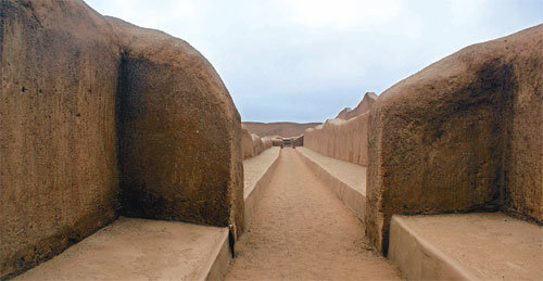 The mud brick castle walls of the Chan Chan archaeological zone were originally 10 meters high. There was only one entrance to keep entry exclusive to royalty and nobility. You can almost hear the clangs of gold earrings and nose rings of aristocrats as you walk along the tranquil site of the ruins.