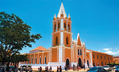 San Francisco Church in downtown Coro. The understated design is a characteristic of Coro's traditional buildings, which were influenced by European, Islamic Mudejar and native architectural styles.