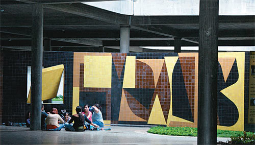 It is easy to spot works of art in the Caracas campus of the Central University of Venezuela. Students are having a discussion in front of a mosaic in a passageway connecting two buildings.