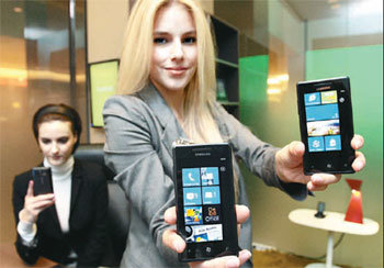 삼성전자가 11일(현지 시간) 미국 뉴욕에서 열린 마이크로소프트(MS)의 윈도폰7 론칭 행사를 통해 발표한 ‘옴니아7’(GT-I8700)을 한 모델이 들고 있다. 사진 제공 삼성전자