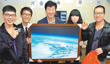 충남대 기술교육과 교수와 학생들이 풍선을 띄워 찍은 지구사진을 보여주고 있다. 사진 제공 충남대
