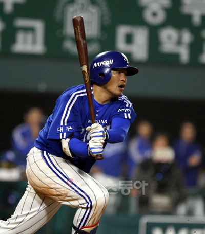 박한이의 희생플라이가 삼성을 벼랑 끝에서 구했다. 11일 잠실에서 열린 두산과 플레이오프 4차전에서 박한이는 3회초 좌익수 희생플라이로 타점을 올린데 이어 7-7 동점으로 맞선 8회초 2사 2·3루에서 깊숙한 좌익수 희생플라이로 결승타점을 올렸다.