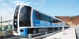 부산도시철도(지하철) 4호선에서 내년 3월부터 운행 예정인 고무바퀴 형식의 무인경량전철차량. 동아일보 자료 사진