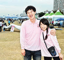 11일 오후 대구 동구 전국평생학습축제 행사장에서 자원봉사자 권재구 씨(왼쪽)와 류연희 씨가 마무리 작업을 앞두고 기념사진을 찍고 있다.장영훈 기자 jang@donga.com